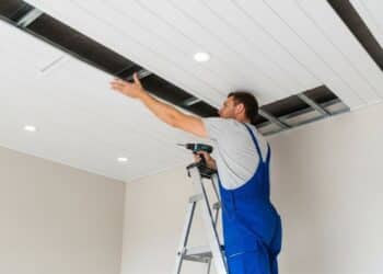 Alternativa ao gesso custa 50% menos e deixa o teto moderno e iluminado