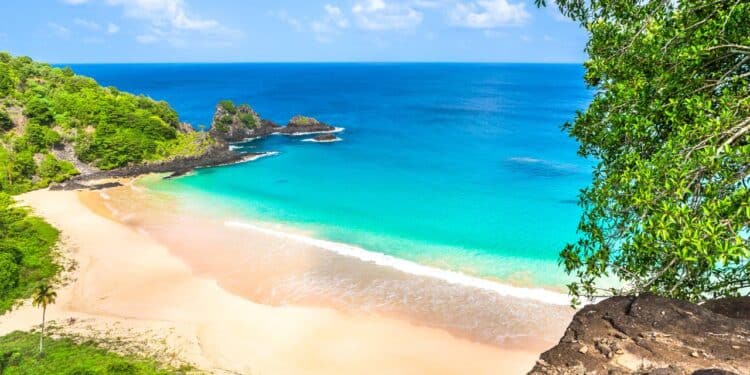 Praia brasileira é eleita a melhor do mundo e supera destinos como Havaí e Caribe em ranking internacional