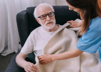 Proposta amplia pagamento de R$ 759 para cuidadores de idosos ou pessoas com deficiência