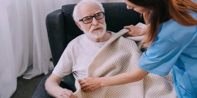 Governo começa os primeiros pagamentos de R$ 759 para quem cuida de idoso em casa