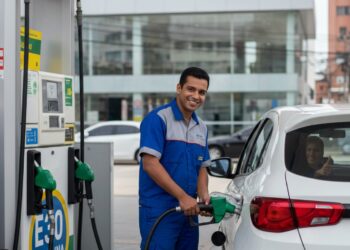 Adeus, gasolina tradicional no Brasil: postos começam a vender um novo combustível