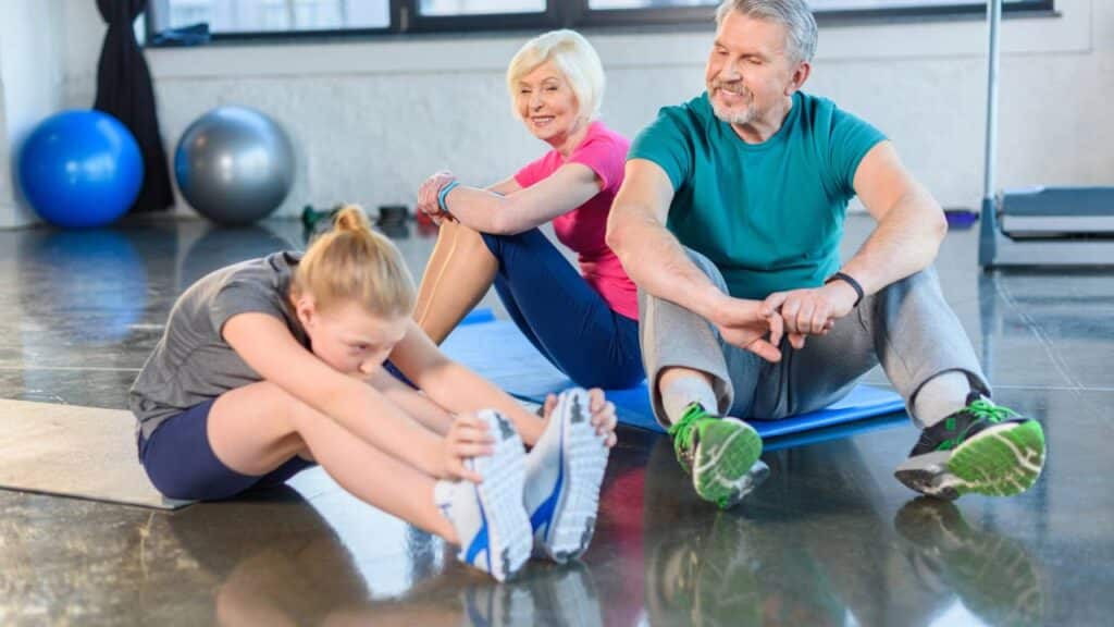 Adeus à dor nas costas: 5 alongamentos rápidos recomendados por fisioterapeutas