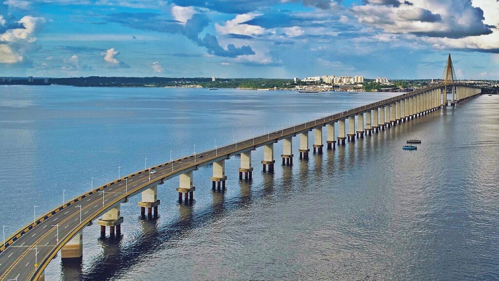 Com 3,6 km de extensão, a Ponte Rio Negro desafia a engenharia com soluções para o clima amazônico extremo