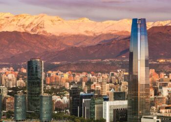 Essa metrópole a apenas 4 horas de São Paulo está atraindo brasileiros por ser líder em qualidade e tecnologia na América Latina