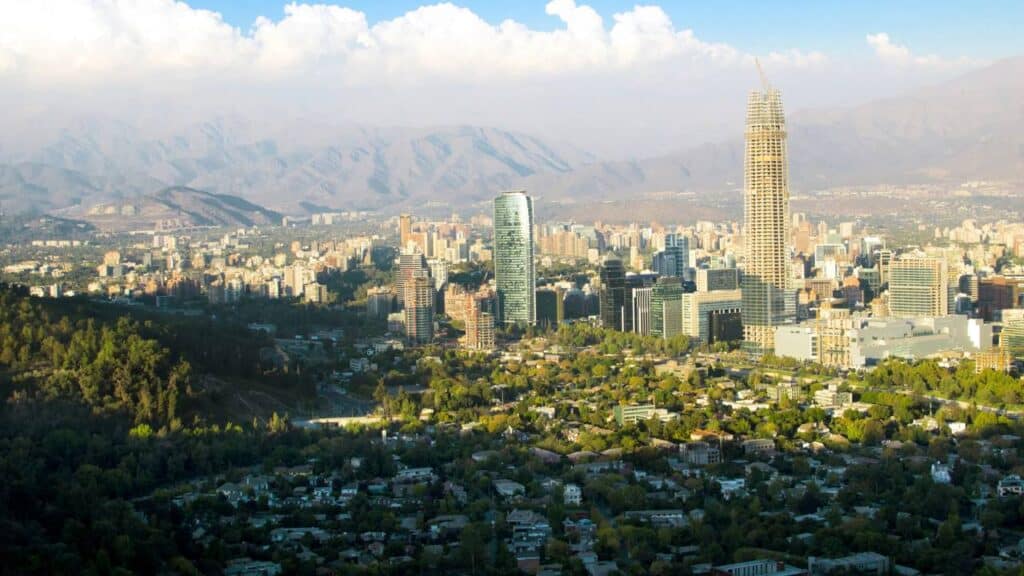 Essa metrópole a apenas 4 horas de São Paulo está atraindo brasileiros por ser líder em qualidade e tecnologia na América Latina