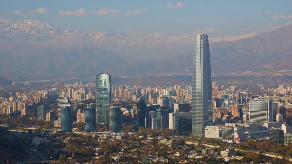 Essa metrópole a apenas 4 horas de São Paulo está atraindo brasileiros por ser líder em qualidade e tecnologia na América Latina