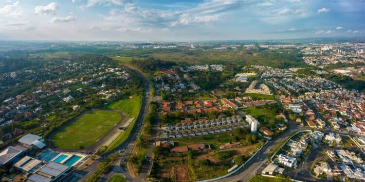 Cidade charmosa de São Paulo, conquista quem busca contato com a natureza, rotina tranquila e segurança reforçada