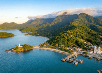 Relaxe na Praia Grande de Ubatuba, com quiosques e ondas suaves para banho e caminhada ao pôr do sol. / Imagem Ilustrativa