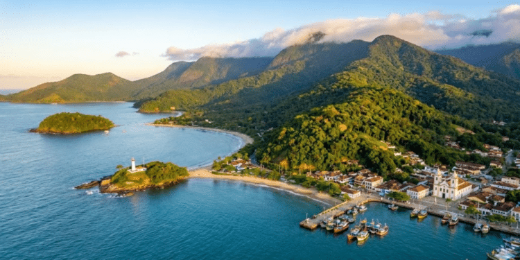 Relaxe na Praia Grande de Ubatuba, com quiosques e ondas suaves para banho e caminhada ao pôr do sol. / Imagem Ilustrativa