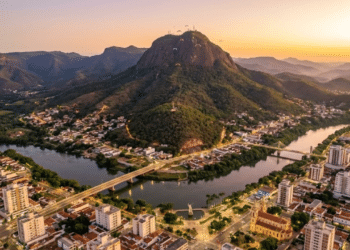 Descubra Governador Valadares, Capital Mundial do Voo Livre onde rio Doce e montanhas inspiram aventuras aéreas e conexão com a natureza valadarense. / Imagem ilustrativa