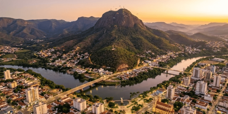 Descubra Governador Valadares, Capital Mundial do Voo Livre onde rio Doce e montanhas inspiram aventuras aéreas e conexão com a natureza valadarense. / Imagem ilustrativa
