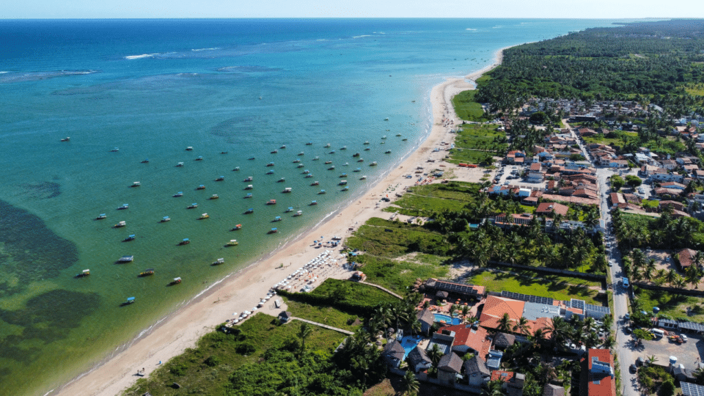 A vila no Nordeste de "luxo pé na areia" que sumiu do mapa e virou o refúgio da elite com praias secretas e pousadas de luxo
