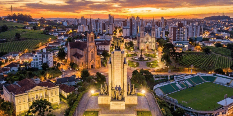 Caxias do Sul é o local onde se fecha grandes contratos durante a semana e se almoça galeto al primo canto com a família no domingo.
