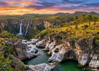 Rochas de 1 bilhão de anos, cachoeiras de 120 metros e o maior parque de cerrado do mundo a 230 km de Brasília