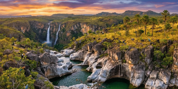 Rochas de 1 bilhão de anos, cachoeiras de 120 metros e o maior parque de cerrado do mundo a 230 km de Brasília