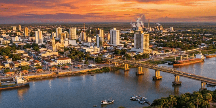 O "Portal da Amazônia" é uma das cidades mais prósperas do Nordeste com as praias de água doce mais encantadoras