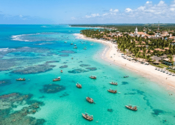 A praia do Nordeste que é um Caribe onde o mar brilha em tons de azul turquesa o ano inteiro