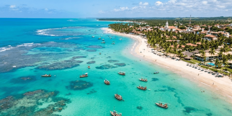 A praia do Nordeste que é um Caribe onde o mar brilha em tons de azul turquesa o ano inteiro