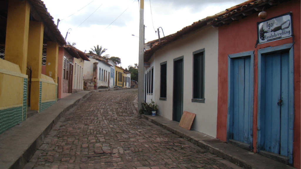 Uma vila em ruínas, quase fantasma, a "Machu Picchu Brasileira" foi de 9 mil foi para 400 moradores com a queda do garimpo de diamantes na Bahia