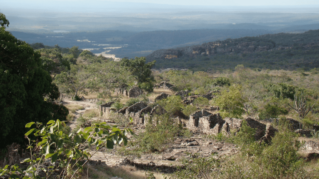 Uma vila em ruínas, quase fantasma, a "Machu Picchu Brasileira" foi de 9 mil foi para 400 moradores com a queda do garimpo de diamantes na Bahia