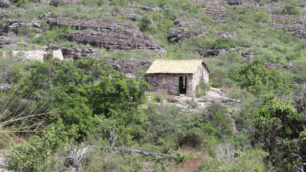 Uma vila em ruínas, quase fantasma, a "Machu Picchu Brasileira" foi de 9 mil foi para 400 moradores com a queda do garimpo de diamantes na Bahia