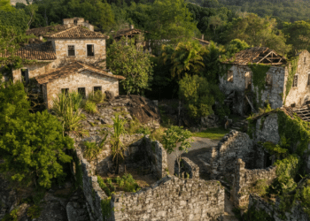 Uma vila em ruínas, quase fantasma, a "Machu Picchu Brasileira" foi de 9 mil foi para 400 moradores com a queda do garimpo de diamantes na Bahia