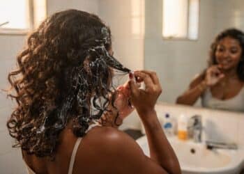 Quatro cremes para pentear que salvam o meu cabelo bagunçado de quando acordo de manhã