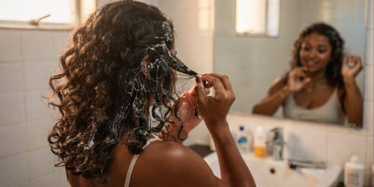 Quatro cremes para pentear que salvam o meu cabelo bagunçado de quando acordo de manhã