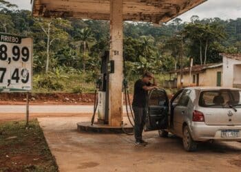 Quanto sai para abastecer o tanque com a gasolina mais cara do Brasil e por que o valor assusta moradores