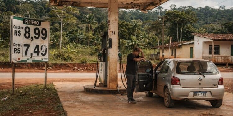 Quanto sai para abastecer o tanque com a gasolina mais cara do Brasil e por que o valor assusta moradores
