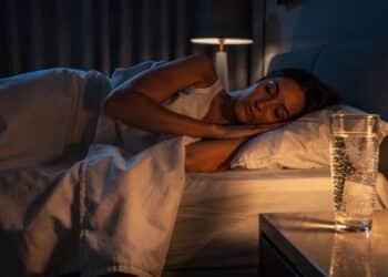 Espiritualidade utiliza 13 sinais de alerta nos sonhos para avisar sobre traição oculta e necessidade de proteção diária