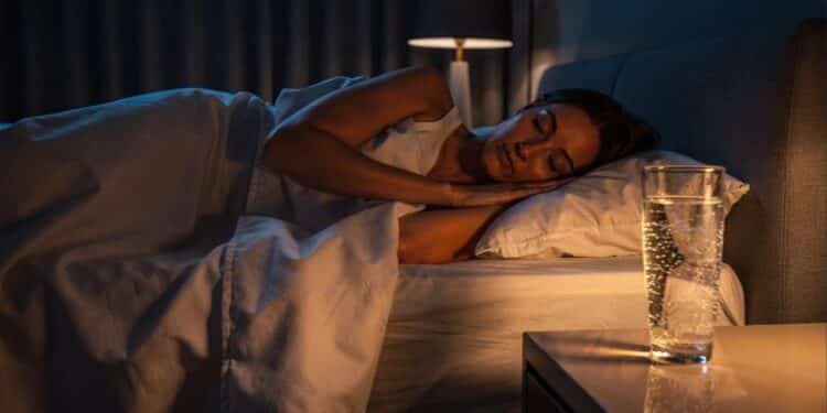 Espiritualidade utiliza 13 sinais de alerta nos sonhos para avisar sobre traição oculta e necessidade de proteção diária