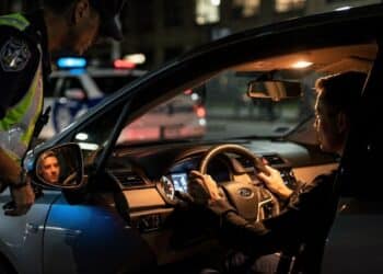 Você não é obrigado a sair do carro na blitz mas recusar essa ordem direta do agente vira crime