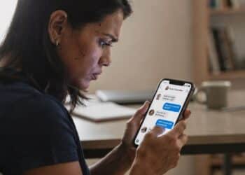 Funcionária vira figurinha de WhatsApp e ganha R$ 3 mil após ser chamada de capeta por colegas