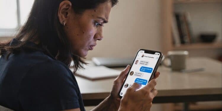 Funcionária vira figurinha de WhatsApp e ganha R$ 3 mil após ser chamada de capeta por colegas