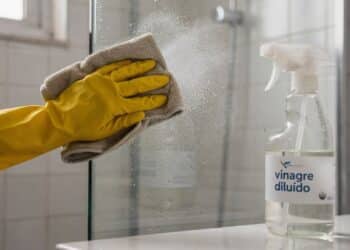 Misturar vinagre com bicarbonato vira o truque preferido para limpar ralos e tirar odores da geladeira