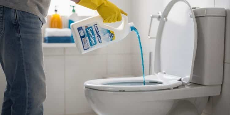 Adeus produtos caros: esse truque com detergente limpa, ajuda a desentupir o vaso e ainda elimina aquele cheiro desagradável