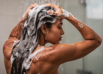 É o fim do frizz e fios sem vida: 4 shampoos que rejuvenescem o cabelo e devolvem o brilho perdido em dias
