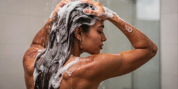 É o fim do frizz e fios sem vida: 4 shampoos que rejuvenescem o cabelo e devolvem o brilho perdido em dias