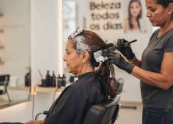 6 dicas infalíveis de cabeleireiros para cobrir fios brancos sem manchar o couro cabeludo