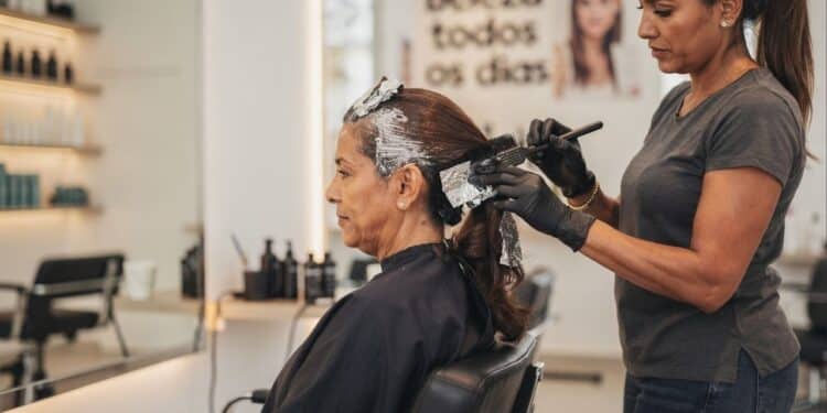 6 dicas infalíveis de cabeleireiros para cobrir fios brancos sem manchar o couro cabeludo