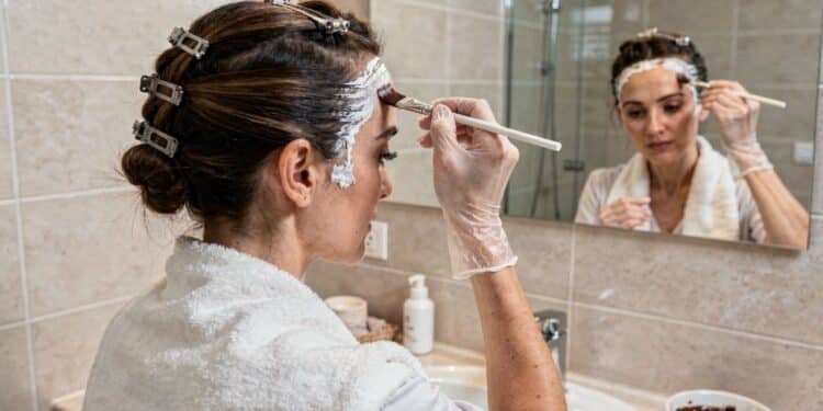 Adeus cabelos brancos: top 7 melhores tintas de farmácia que cobrem os fios sem falhas