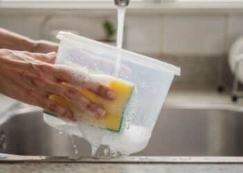 Lavar potes plásticos com água fervente deforma o material e o segredo para clarear o amarelado é revelado