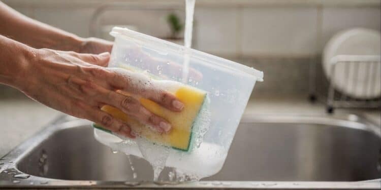 Lavar potes plásticos com água fervente deforma o material e o segredo para clarear o amarelado é revelado