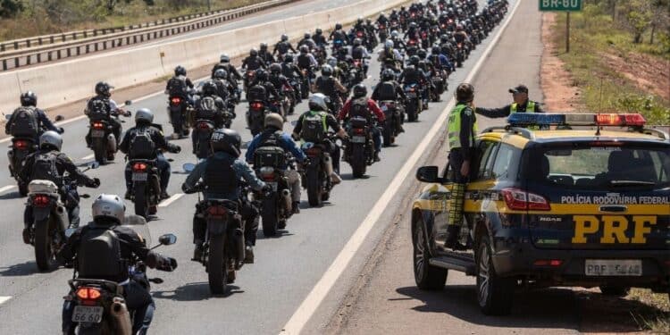 PRF multa 500 motociclistas e soma mais de R$ 1 milhão por viagens consideradas não permitidas