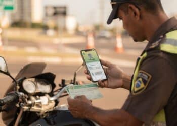 Motoqueiro sem esses dois documentos em 2026 pode receber multa de até R$ 880,41 ao ser parado