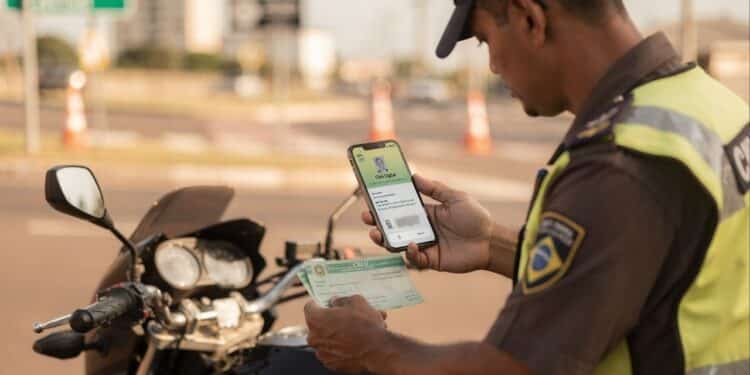 Motoqueiro sem esses dois documentos em 2026 pode receber multa de até R$ 880,41 ao ser parado