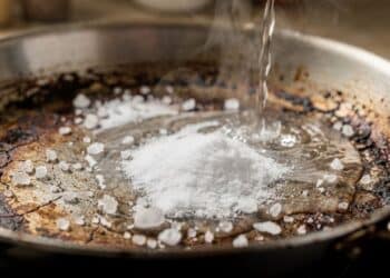 Essa mistura com bicarbonato e sal tira gordura queimada da panela e ainda evita o uso de produtos com cheiro forte