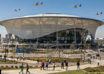 Estádio subterrâneo de US$ 5 bilhões vira símbolo de inovação e disputa urbana em Los Angeles