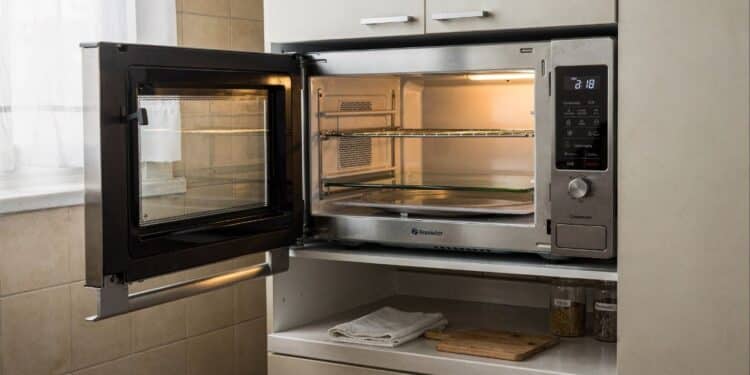 Chega de micro-ondas: eletrodoméstico mais eficiente ganha força e pode dominar cozinhas em 2026